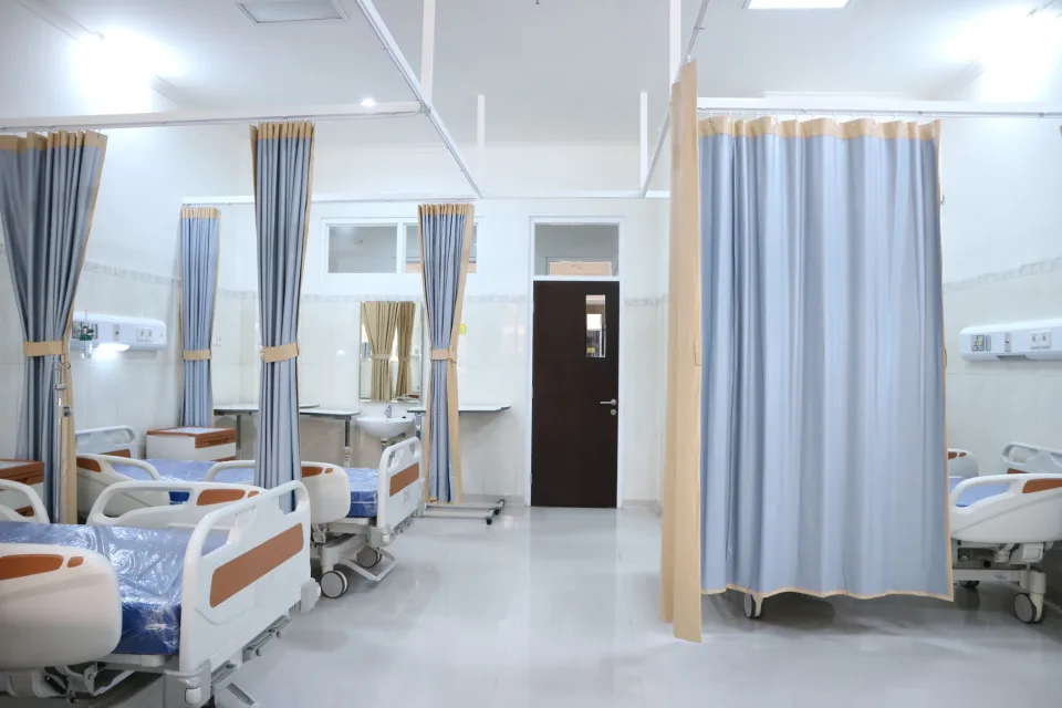 Vết thương nhỏ chưa xử lý — sưng đau, cần được làm sạch — sau